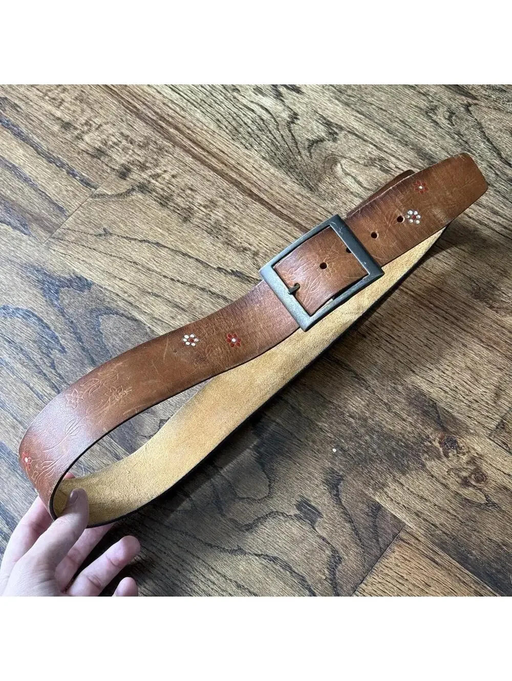 🌼 Levi’s Tooled Leather Floral Belt
